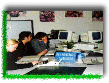 Raum mit Studenten und PCs