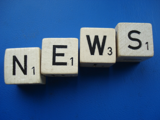 Vier Würfel bilden das Wort NEWS