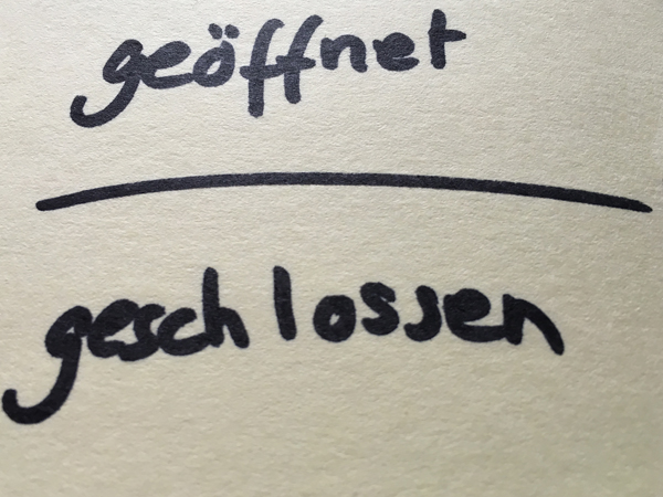 Zettel, auf dem geöffnet und geschlossen steht